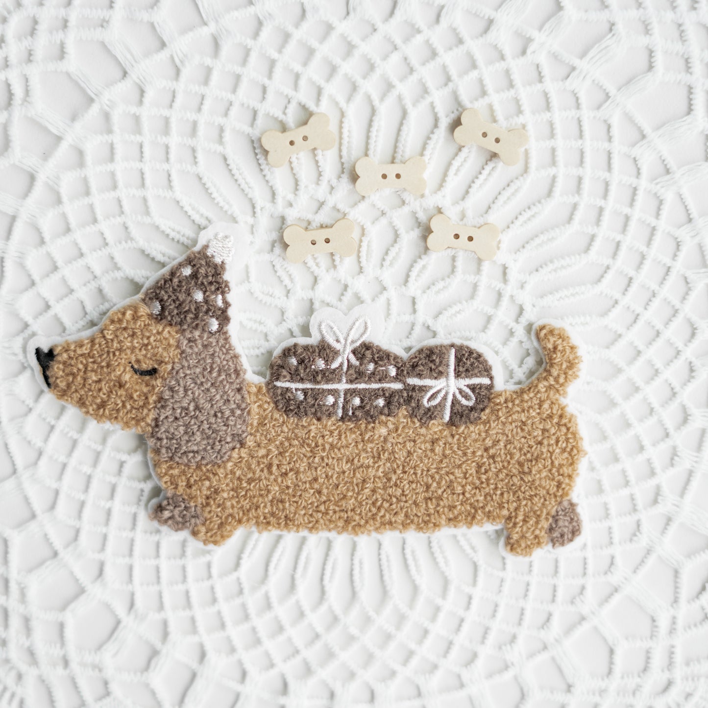 Chenille Patch: Geschenkedackel mit 5 Knochen-Knöpfen