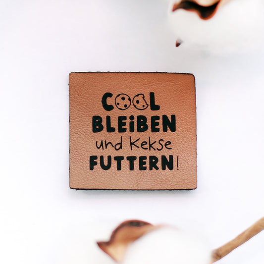 Kunstlederlabel Cool bleiben und Kekse futtern | 1 Stück