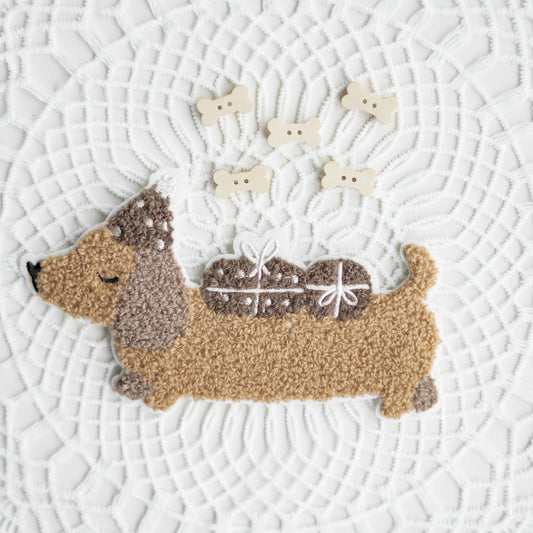Chenille Patch: Geschenkedackel mit 5 Knochen-Knöpfen